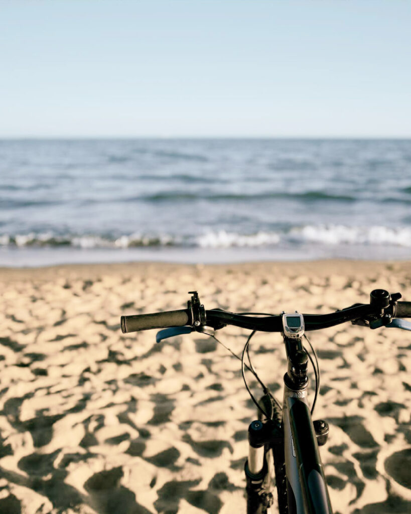 É possivel passear pela orla com fatbikes locadas com parceiros Amana